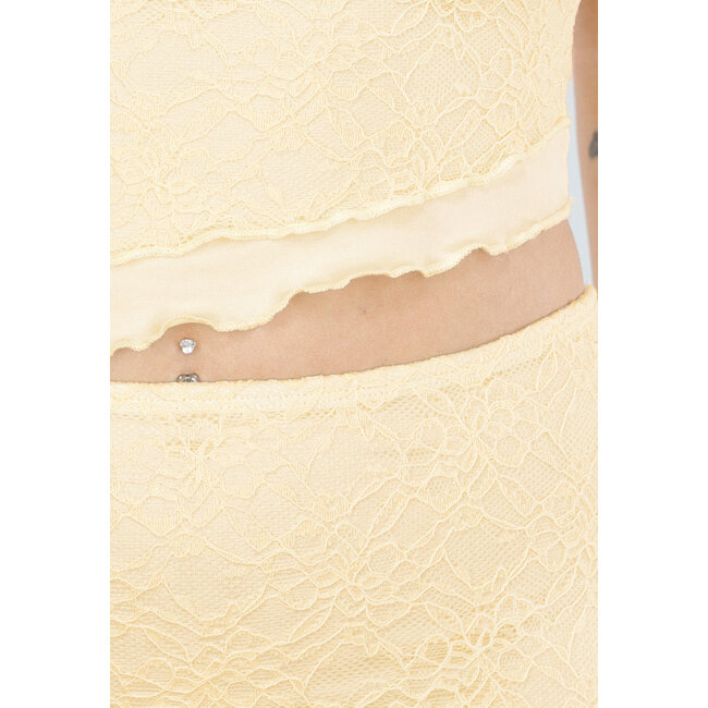 Buttergelbes zweiteiliges Set mit Spitze und asymmetrischem Rock