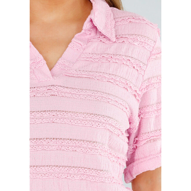Rosa Set mit Damenkragenhemd und mehrlagigen Rüschenshorts