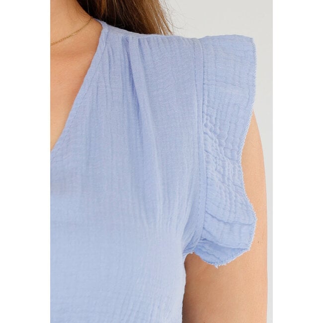 Hellblaues Midikleid aus Baumwolle mit V-Ausschnitt und gerüschten Ärmeln