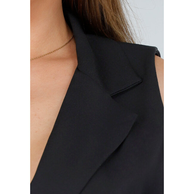 Schwarzer Playsuit mit Überschlag und offenem Rückenausschnitt