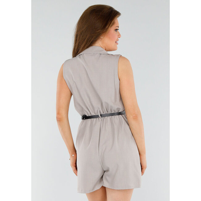 Taupefarbener Playsuit mit Überschlag und offenem Rücken mit Schleifendetail