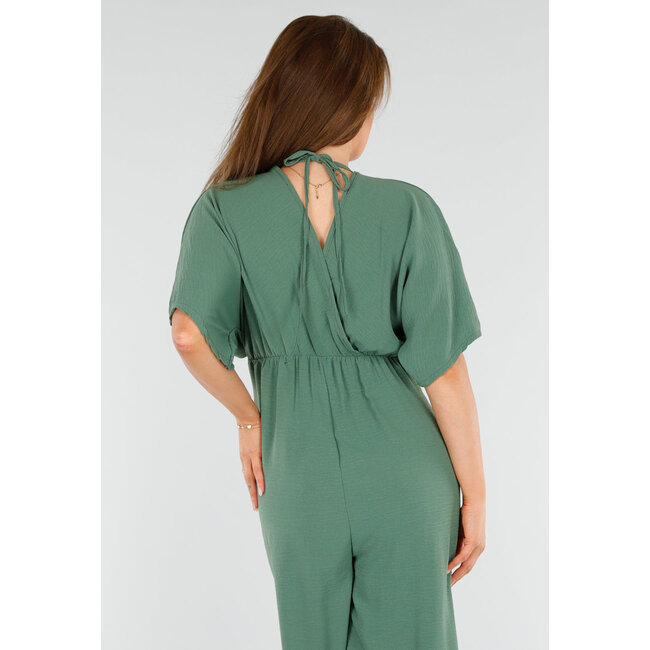 Grüner Jumpsuit mit weitem V-Ausschnitt und Schleife am Rücken