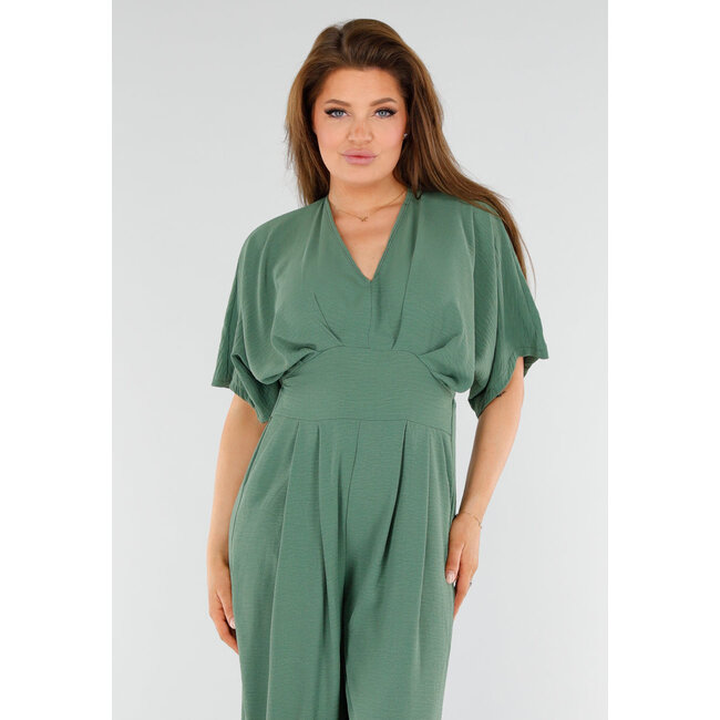 Grüner Jumpsuit mit weitem V-Ausschnitt und Schleife am Rücken