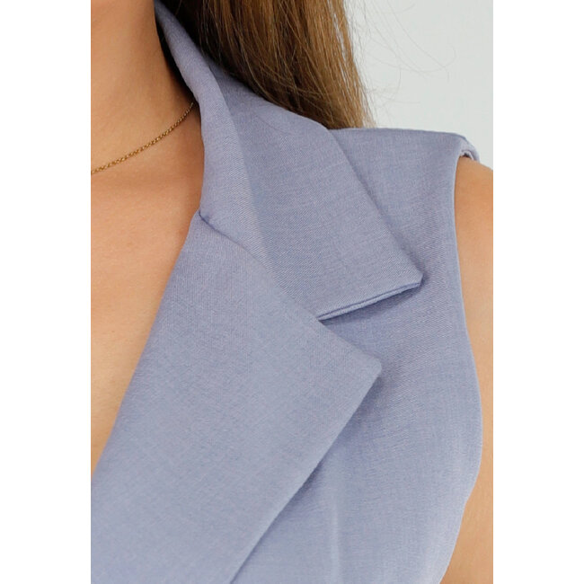 Hellblauer Playsuit mit Overslag