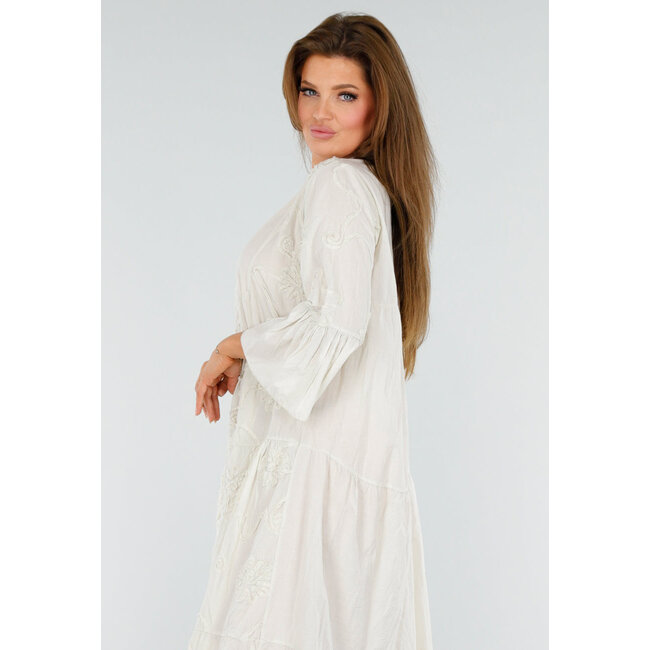 Beigefarbenes Maxikleid mit Stickerei und Trompetenärmeln in Leinenoptik