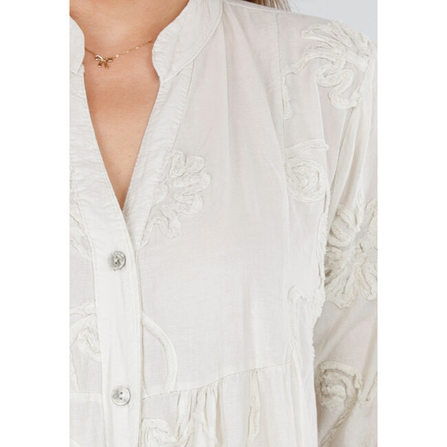 Beigefarbenes Maxikleid mit Stickerei und Trompetenärmeln in Leinenoptik