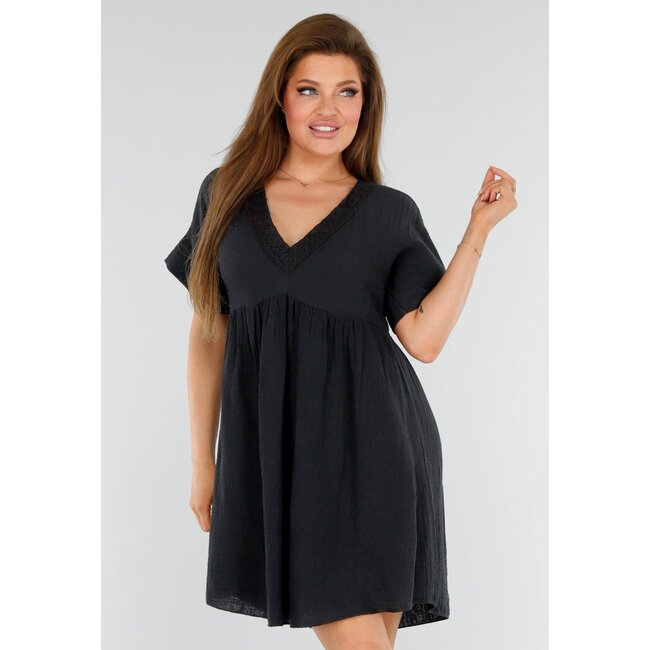 Schwarzes Kleid mit besticktem V-Ausschnitt und lockerer A-Linien-Passform