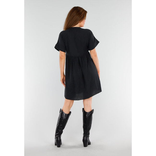 Schwarzes Kleid mit besticktem V-Ausschnitt und lockerer A-Linien-Passform