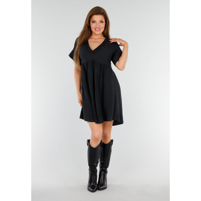 Schwarzes Kleid mit besticktem V-Ausschnitt und lockerer A-Linien-Passform
