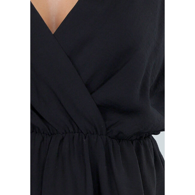 Schwarzer Playsuit mit Überschlag und kurzen Kimono-Ärmeln