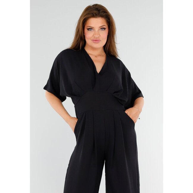 Schwarzer Jumpsuit mit weitem V-Ausschnitt und Schleifenverschluss am Rücken