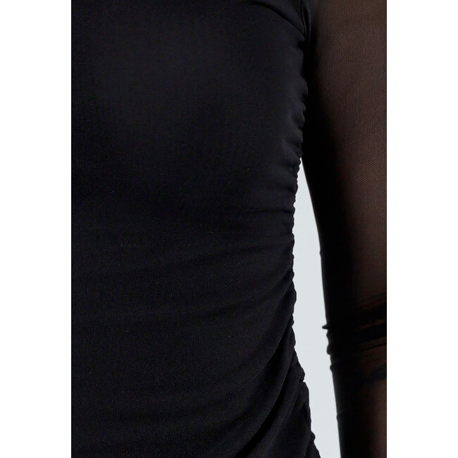 Schwarzes Mesh-Top mit hohem Ausschnitt und langen Ärmeln