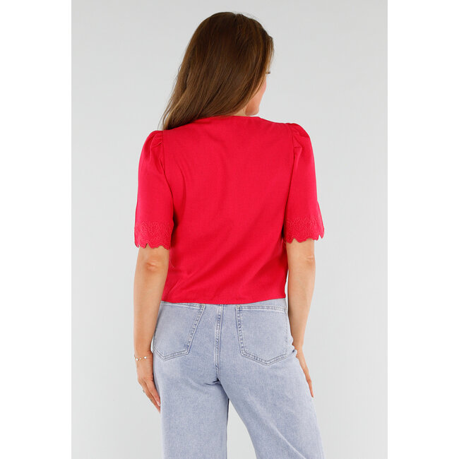 Rotes Leinentop mit V-Ausschnitt und Fliege