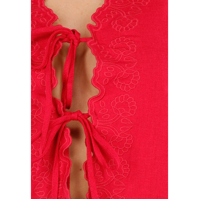 Rotes Leinentop mit V-Ausschnitt und Fliege