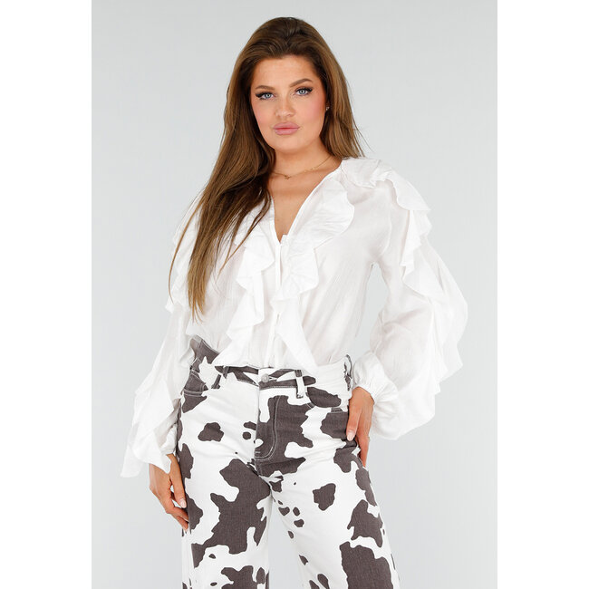 Weiße Bluse mit Volants und lockeren Ballonärmeln