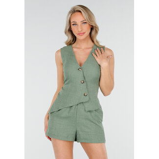 Grünes Set mit Weste und kurzer Hose
