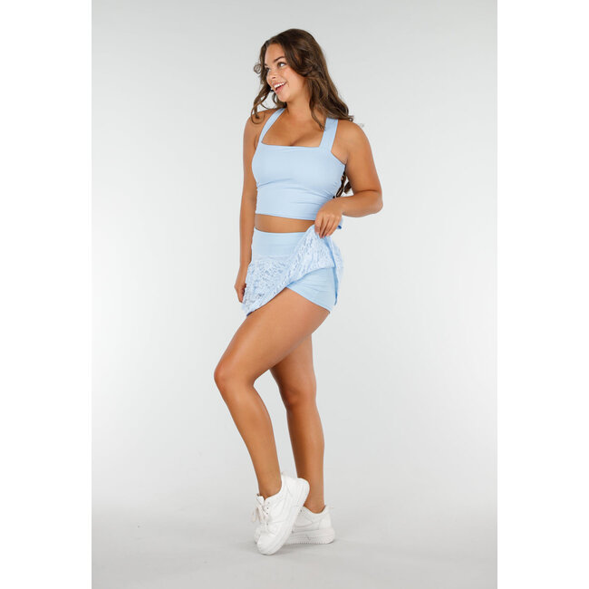 Pastellblauer Stretch-Skort mit Spitze und Rüschen