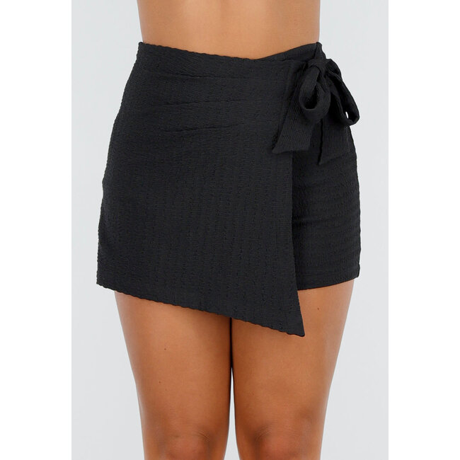 Schwarzer Stretch-Skort mit Schleifenverschluss und leicht strukturiertem Material