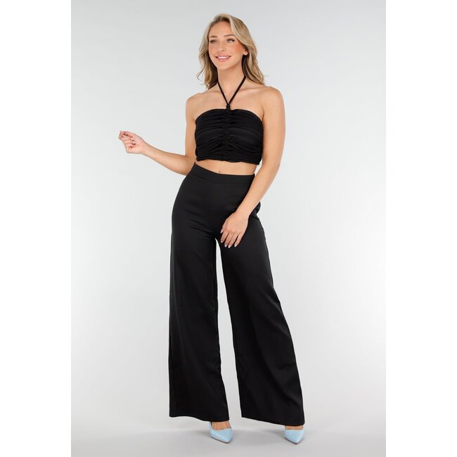 Schwarzes Set mit Neckholder-Crop-Top und weiter Hose mit hoher Taille
