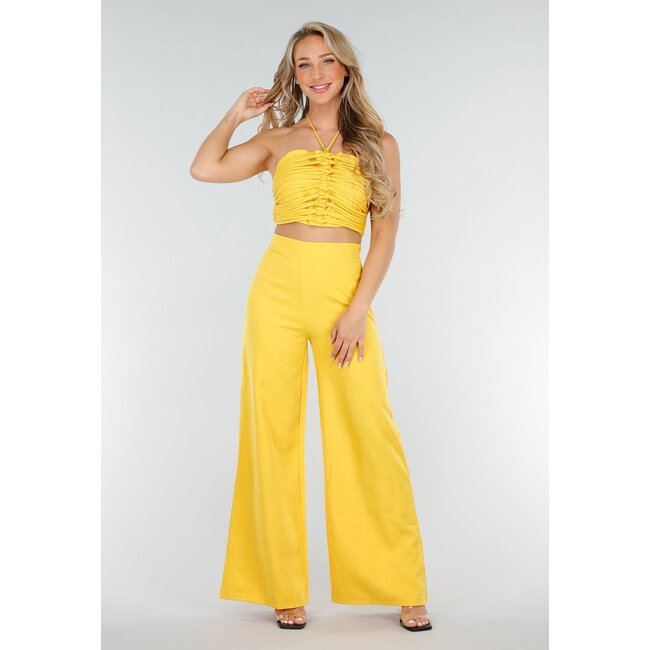 Gelbes Set mit Neckholder-Crop-Top und weiter Hose mit hoher Taille