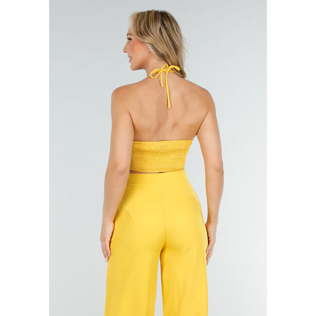 Gelbes Set mit Neckholder-Crop-Top und weiter Hose mit hoher Taille