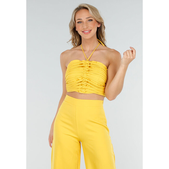 Gelbes Set mit Neckholder-Crop-Top und weiter Hose mit hoher Taille