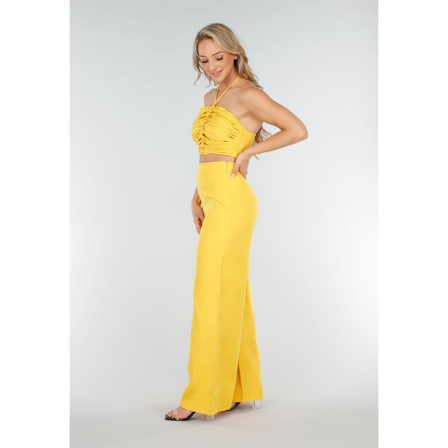 Gelbes Set mit Neckholder-Crop-Top und weiter Hose mit hoher Taille