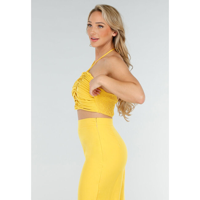 Gelbes Set mit Neckholder-Crop-Top und weiter Hose mit hoher Taille
