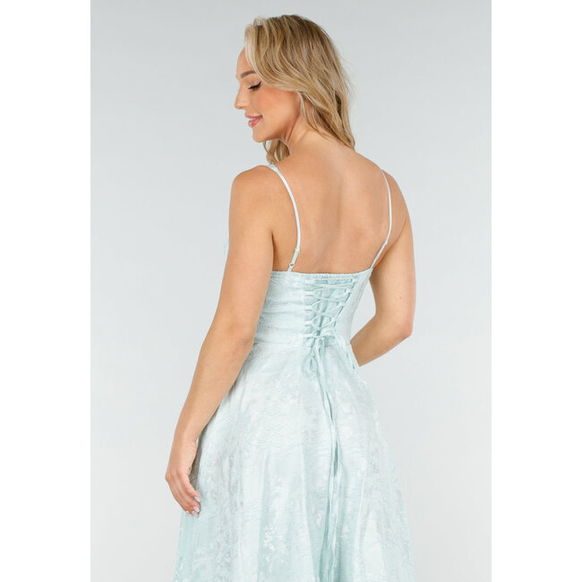 Mintgrünes Midikleid mit breiten Trägern und leicht glänzendem Motiv