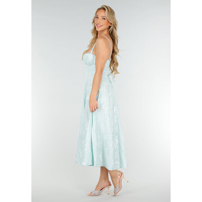 Mintgrünes Midikleid mit breiten Trägern und leicht glänzendem Motiv