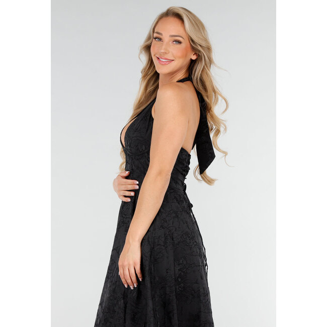 Schwarzes Trägerkleid mit dezenter Blumenstruktur und offenem Rücken