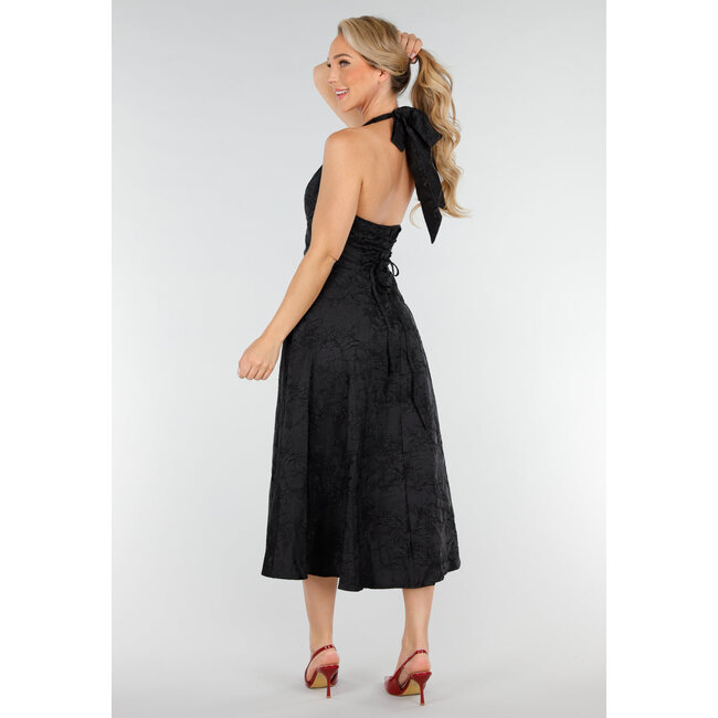 Schwarzes Trägerkleid mit dezenter Blumenstruktur und offenem Rücken