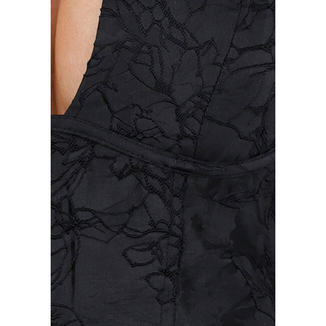 Schwarzes Trägerkleid mit dezenter Blumenstruktur und offenem Rücken