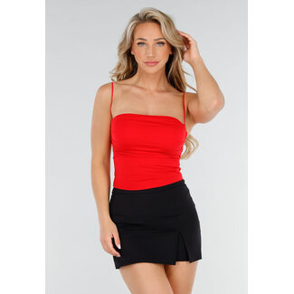 Rotes Spaghetti-Top mit Pads