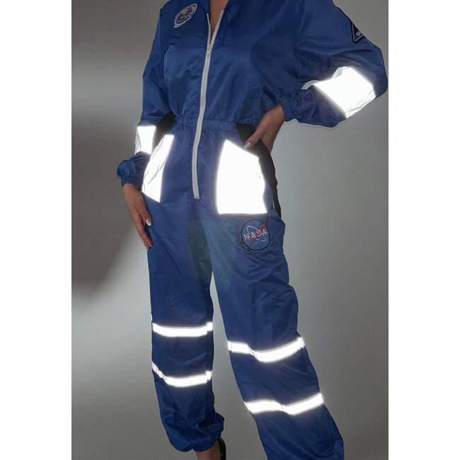 Blaues NASA Astronautenkostüm mit Aufnähern und reflektierenden Streifen