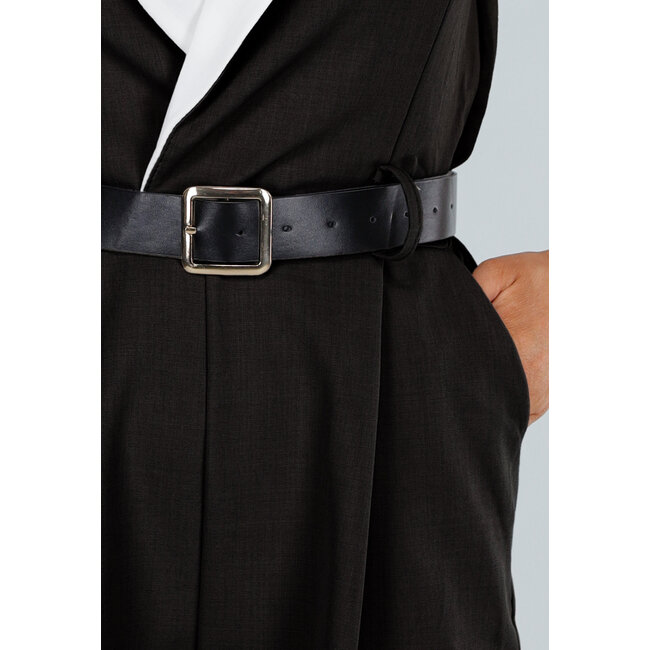 Schwarzer und weißer Playsuit mit Reverskragen, Gürtel und ärmellosem Design