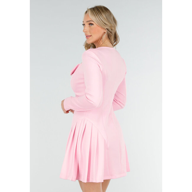 Hellrosa Stretchkleid mit Knöpfen, quadratischem Ausschnitt und Falten