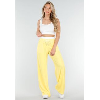 Weißes Crop Top und Buttergelbe Hose