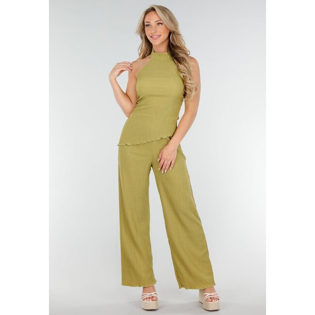 Grünes Trägertop und weite Hose mit Stretch