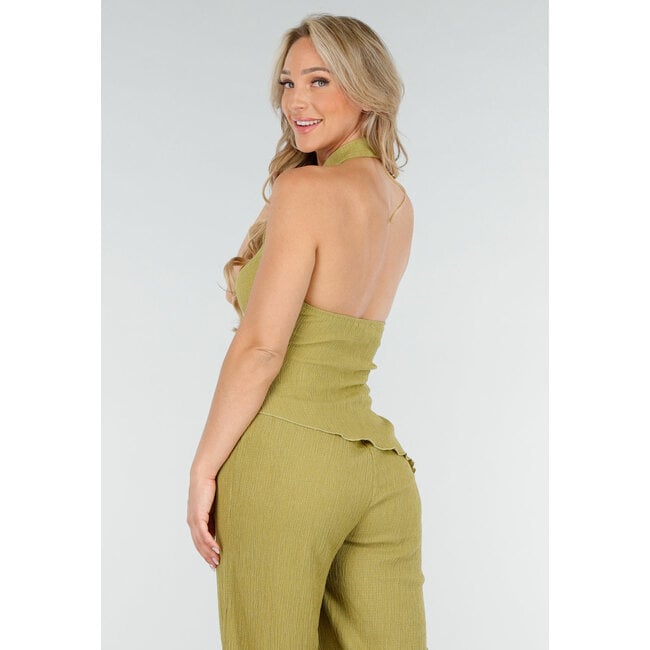 Grünes Trägertop und weite Hose mit Stretch