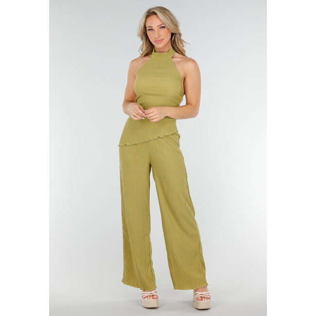 Grünes Trägertop und weite Hose mit Stretch