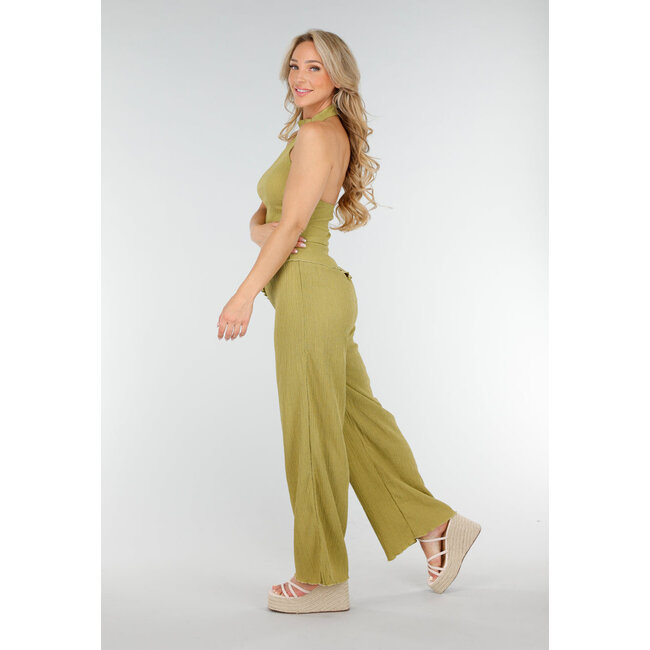 Grünes Trägertop und weite Hose mit Stretch