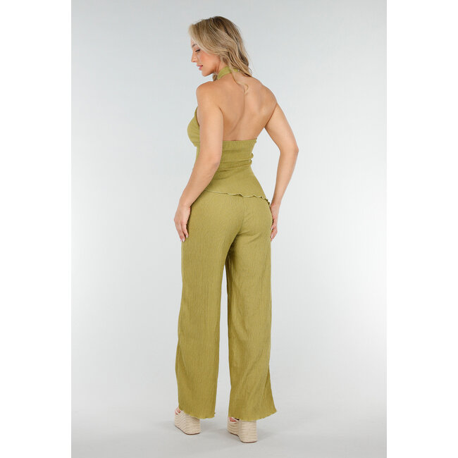 Grünes Trägertop und weite Hose mit Stretch