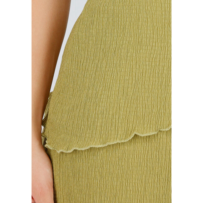 Grünes Trägertop und weite Hose mit Stretch