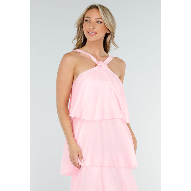 Hellrosa Langes Kleid mit Rüschen und Blumendetail am Ausschnitt
