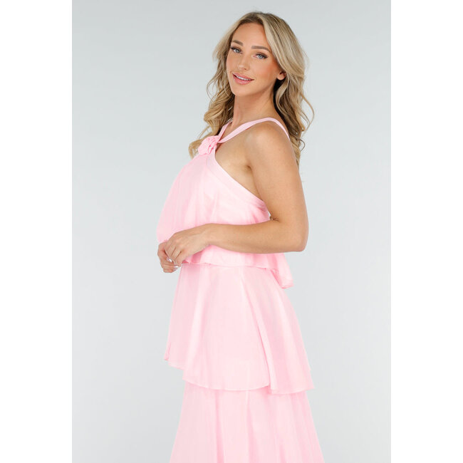 Hellrosa Langes Kleid mit Rüschen und Blumendetail am Ausschnitt