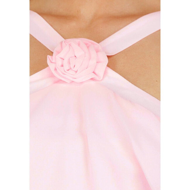 Hellrosa Langes Kleid mit Rüschen und Blumendetail am Ausschnitt