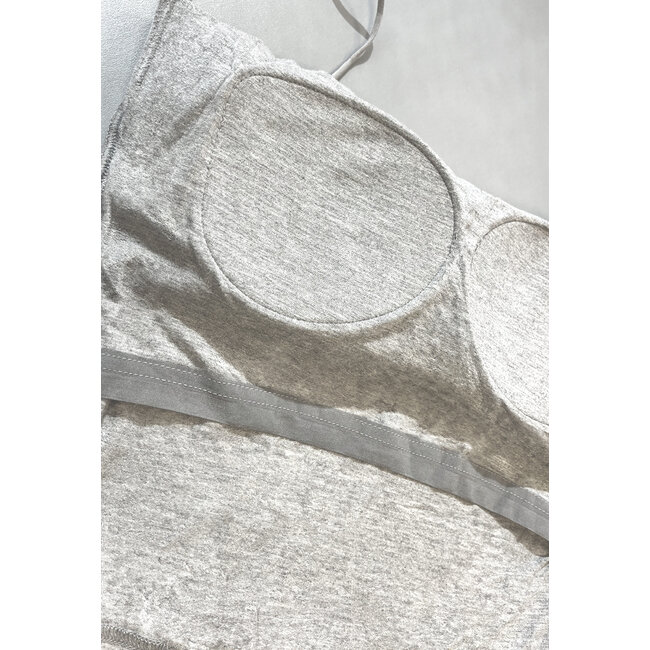 Graues Spaghetti-Top mit geradem Ausschnitt, Pads und Stretch