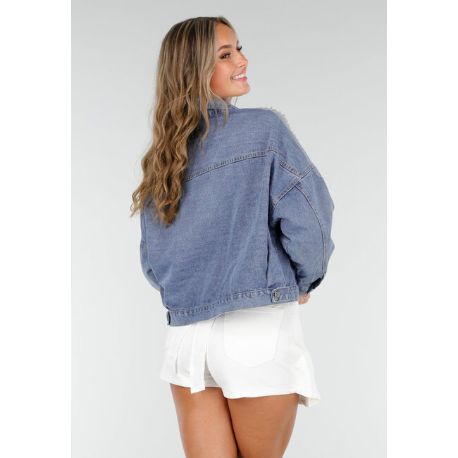 Blaue Denimjacke mit Glitzerdetails