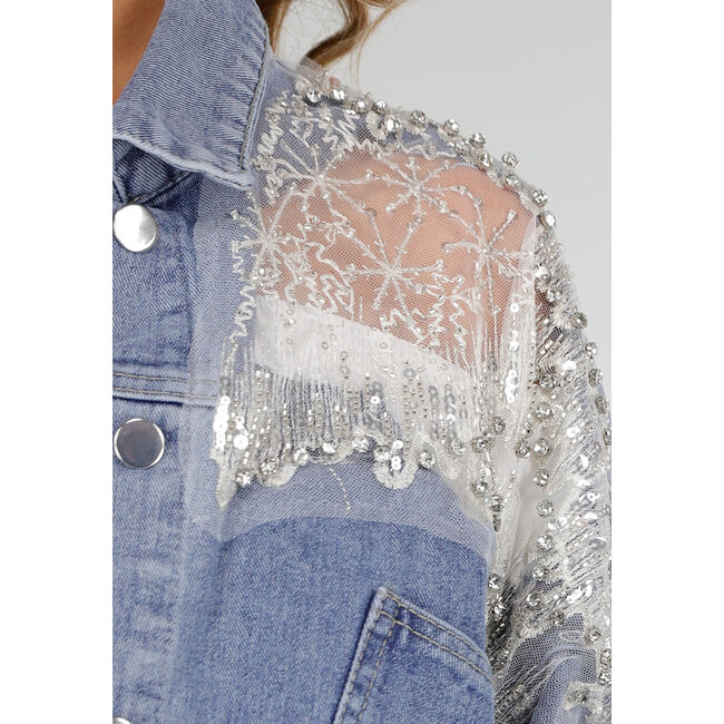 Blaue Denimjacke mit Glitzerdetails
